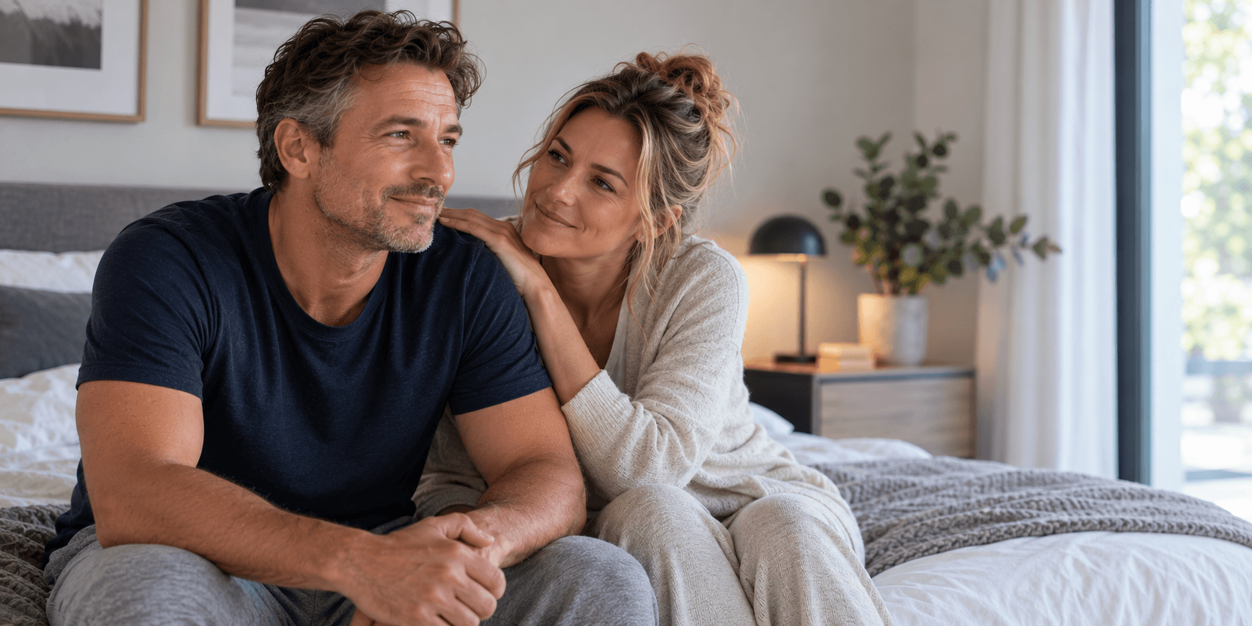 Ontspannen stel dat samen op bed praat